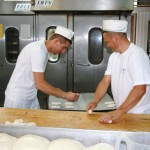 Piekarze „Chlebka” Kamil Butrym i Piotr Hyla wypiekający chleb i bułki „na żywo”